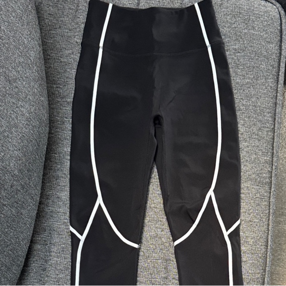 ZUDA No Front Seam Black Athletic Leggings with White Piping